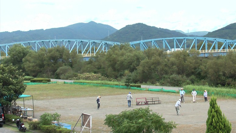 広重画検証：ピタリ同じ場所、金谷宿から対岸の島田宿側の大井川上流方面の展望。