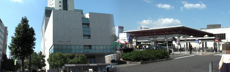 金山総合駅南口（右、地下鉄、名鉄線、jr線）と駅前に建つ名古屋ボストン美術館。