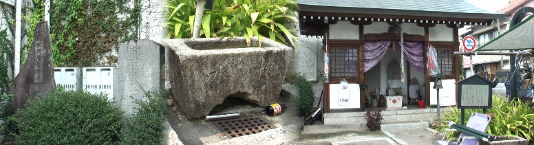 鳥居松の観音堂。当時は馬、籠、馬車等の往来も激しく界隈は宿屋、芝居小屋、呉服屋など 多くの店が建ち並んで賑わいをみせていたと記されています。 説明文拡大