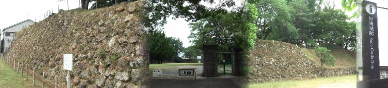 城跡北門入り口（中）と左右石垣の風景。