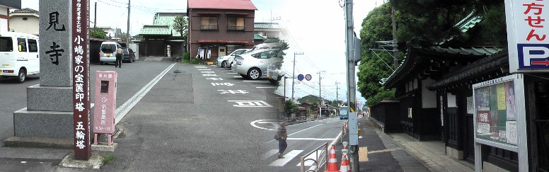 酒匂橋を下ってしばらくすると旧川辺本陣らしき重厚な建物（右、現在は ゆりかご園）がある。左は東隣にある大見寺の史跡。