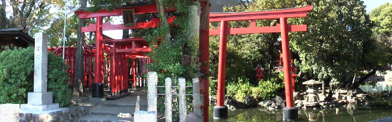 川原神社境内の川原弁天(右)と川原稲荷。