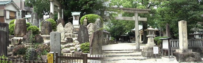 川嶋神社,御祭神：伊邪那美命、大苫辺命、誉田別天皇、日本武命、大山津見命、須佐之男命 創建は大同２年（８０７年）。左は御嶽社の御霊碑群。 川嶋神社
