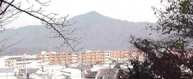 建勲神社参道から見る比叡山。