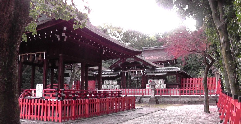 建勲神社本殿及び拝殿。建勲神社は、明治2年(1869)、明治天皇の御下命により創建された織田信長公を お祀りする神社です。現在地の船岡山は平安京の四神相応の玄武に位置し、豊臣秀吉によって信長の廟所 と定められた地であると記されています。 説