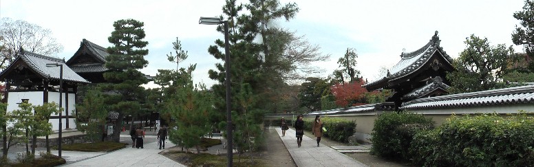 建仁寺境内。右は久昌院。