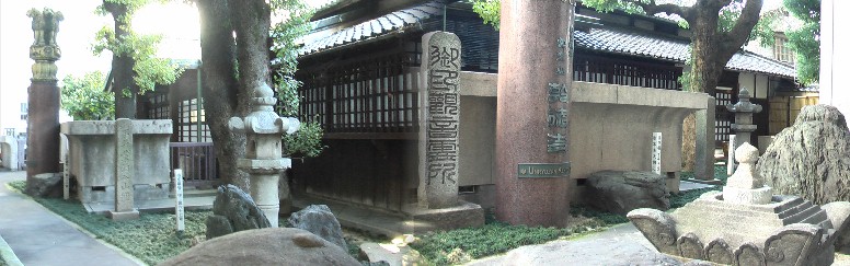 新栄町駅の南北は旧小川町・寺町界隈で寺院が多く（その２）では錦通りから南方面を取材します。 乾徳寺。片岡源吾右衛門墓所があります。写真は乾徳寺でビルに囲まれていますが昔の雰囲気を感じ させる佇まいです。 乾徳寺