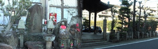 上記法蔵寺からほぼ西南3~400メートルのところにある菊水観音で、 菊井町の町名となったと云われる。古い井戸も枯れ果てて鉄の残骸が 残っています。もとは楠正成・正行の家臣が持っていた聖観世音菩薩 が祀られている。また境内には宗謙翁の石碑があ