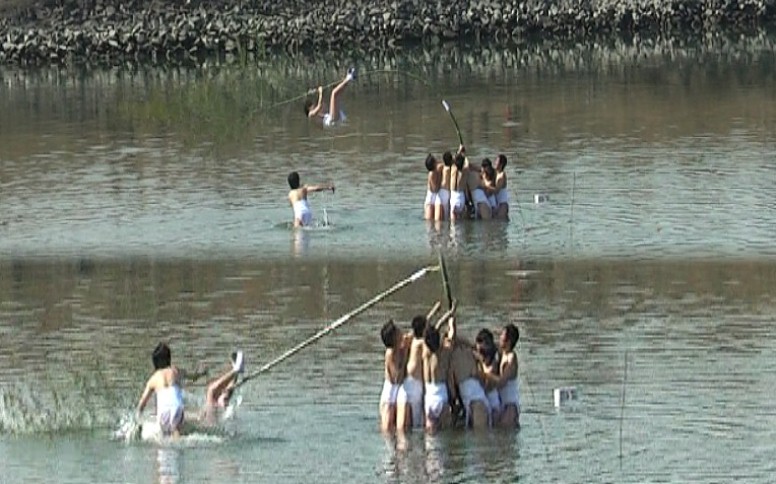 笹竹が折れる方向で豊凶作を占なう奇祭。