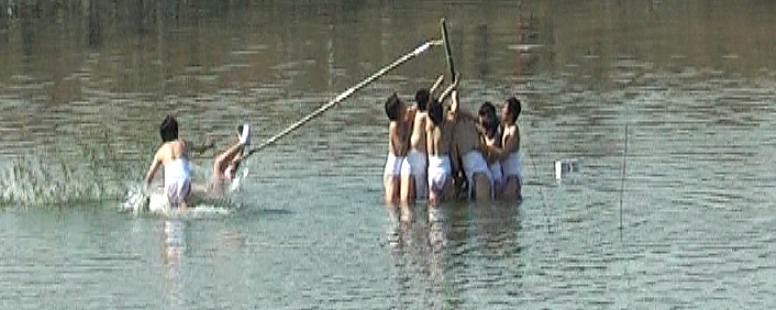 今年は南南東へ折れ、吉兆だという。