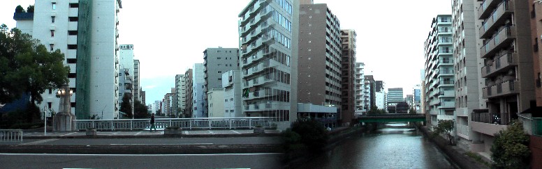 新堀川に架かる記念橋から見る南北風景。