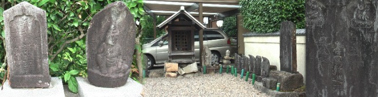 朝日の観音寺まで街道の両側に建つ無名の祠、地蔵菩薩像などの写真その１。