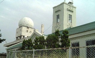 駅から南へ約８００メートルにある名古屋地方気象台です。 本山駅からは北へ約６００メートルです。