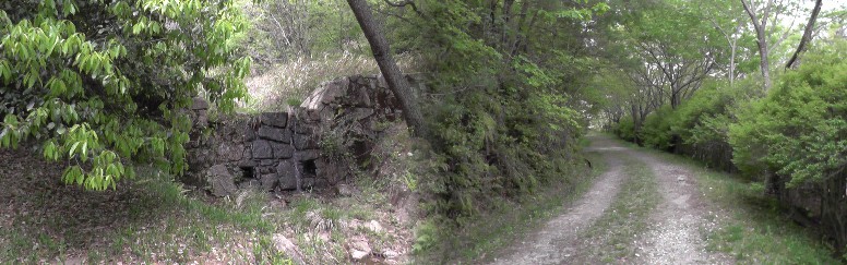 ふれあいの森への林道（右）。車は入れませんので麓（県道）の駐車場を利用。左は古墳横の の石垣（小さな砂防ダムかな,水ちょろちょろ）。