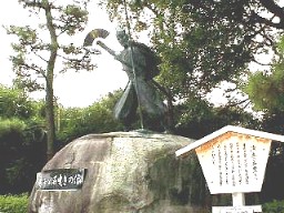 上の空堀の東側一帯がニの丸御殿跡とニの丸庭園であります。 その入り口にこの清正公の石曳きの銅像がある。 築城の時大きな石曳きを指導した姿です。