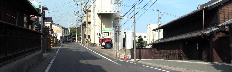 「清酒鬼殺し」の清洲桜醸造株式会社前と美濃路の街並み。