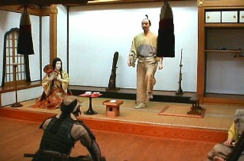 展示場面は桶狭間出陣 を前に信長公が胸中に決死の覚悟を 秘めて謡曲「敦盛」を舞うシーンです。左は濃姫 言上するは柴田勝家、出陣の折り日置神社 に必勝祈願をし、勇躍桶狭間に向かったといわれる。