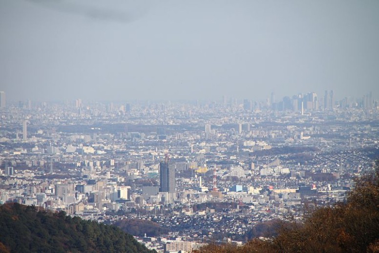 小仏峠から臨む新宿方面。 手前に見える建設中の建物が八王子駅付近。 クリエイティブ・コモンズ 表示-継承ライセンスの下で利用可能です