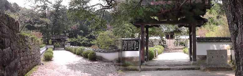 高月院山門（右）と参道。