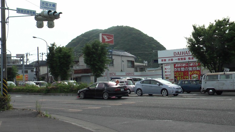 広重画検証：京方見付のある古花水橋三叉路から高麗山（168メートル）を撮影したもので この付近ではと想像します。遠く奈良時代に高句麗からの渡来人が集落を作ったことから高 麗山の名前がついたといわれます。