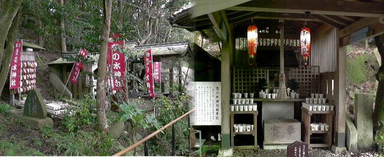 恋の水神社境内。