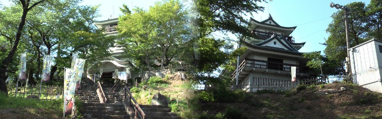 小牧城正面(左)。右は東面を撮る。