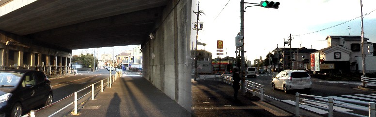 駅前から東、市道～運河通りから大須通り方面（左）。駅前から西、市道～八田駅方面を撮る（右）