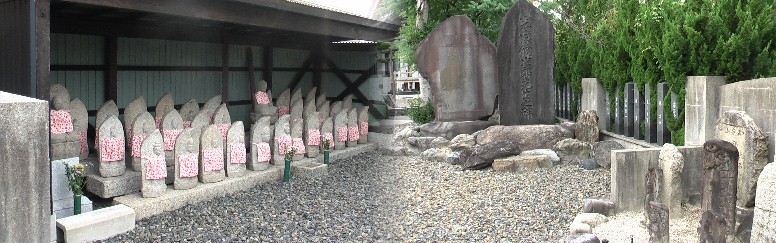 光明寺内の三十三観音像、石碑群など。