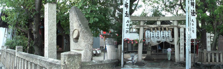 金刀比羅社および西宮神社。慶長15年(1610年)名古屋城築城の折の石切場所として、境内には、 石切場跡の石碑が建てられている（左）。築城の大石はすべて笈瀬川（往昔はお伊勢川：現中川 運河）を上りここまで船で運ばれ陸揚げ、所定の大きさに切ら