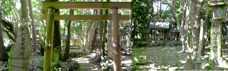 城山山頂の琴平神社（右）。野島大明神（左）、城山水神天狗（中）の石碑も建っています。