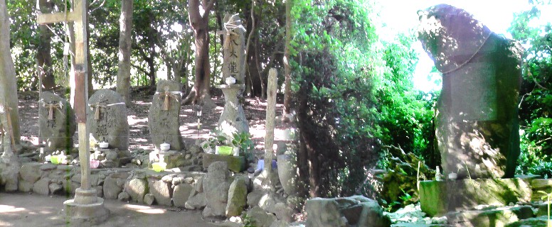 城山・琴平神社境内には篠島城があったとされ、多くの石碑群や祠が建立されています。 リンク:城郭写真記録・篠島城