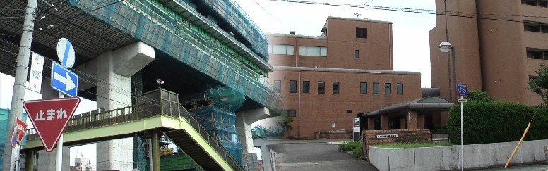 右は駅西南約１００ｍの名古屋市工業研究所。左は研究所東の東海線工事中の現場。2012,8,2撮影。