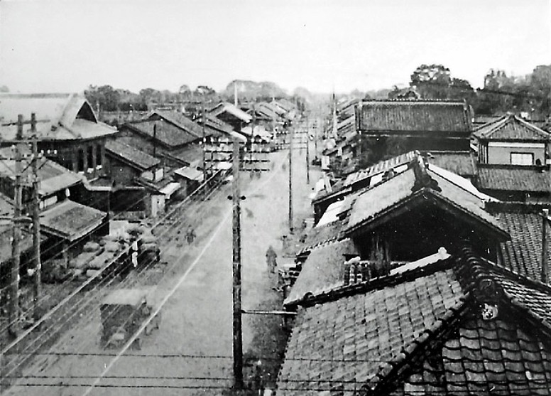 鴻巣の中山道沿いの街並み(1921年頃)。 クリエイティブ・コモンズ 表示-継承ライセンスの下で利用可能です