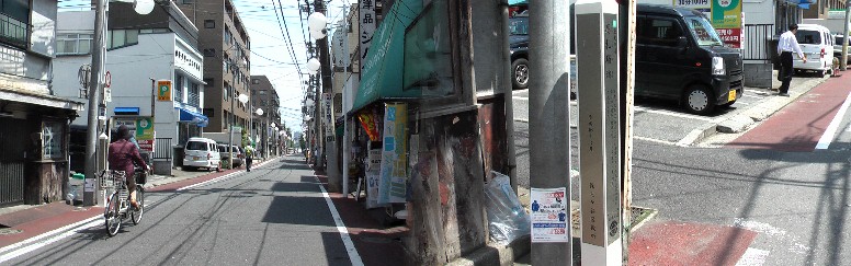 保土ヶ谷宿高札場跡と付近の街並み。