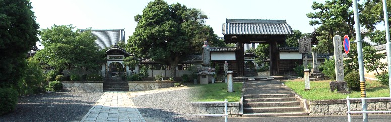 香積院(こうしゃくいん)。元禄の頃、貞享4年(1687年)名古屋城下、久屋町の町人味岡次郎四郎 によって建立された。龍門とよばれる円形の開口部をもつ門に特色があり、境内には市指定の 保存樹木「やまもも」の大木がある。 また、明治14年地祖反