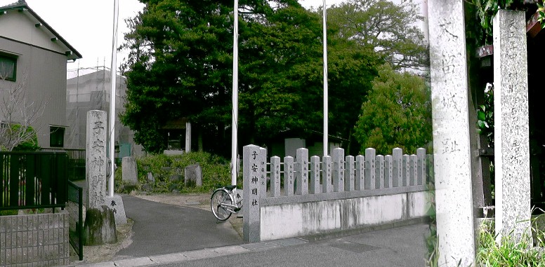 子安神明社(左)