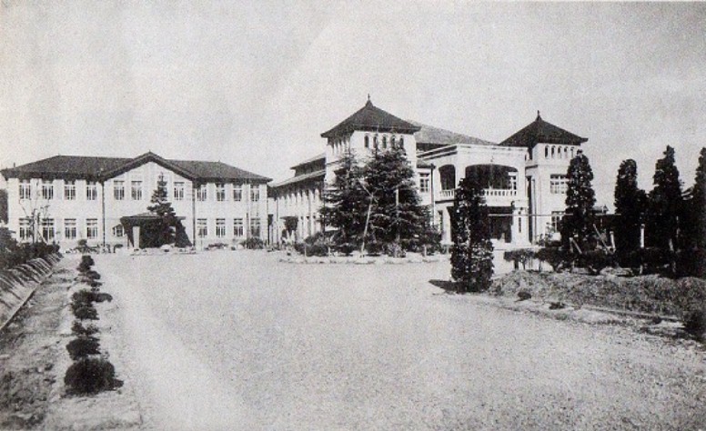 戦災前の熊谷市庁舎と熊谷市公会堂。クリエイティブ・コモンズ 表示-継承ライセンスの下で利用可能です。