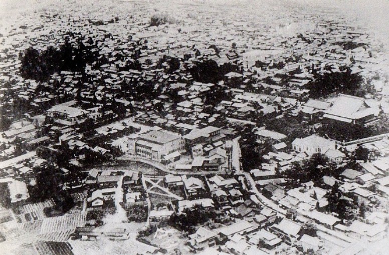 戦災前の熊谷市街。クリエイティブ・コモンズ 表示-継承ライセンスの下で利用可能です。