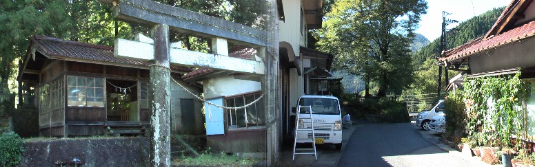 木曽熊野神社（左）。またこの付近から上記の集落の間に立場があったといわれます。
