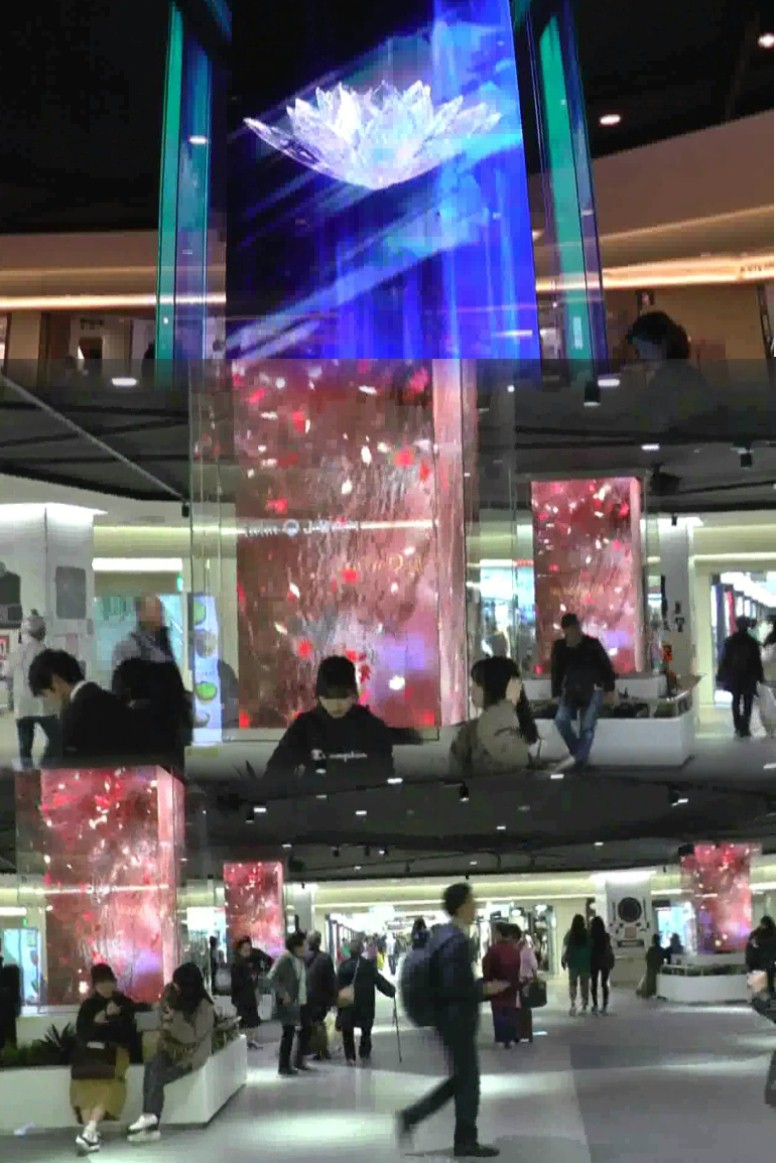 クリスタル広場(３枚合成)。第１部広場には4基の塔が設置されています。 クリスタル広場・第２部 開業５０周年を迎えて2019.11.11日新しく生まれ変わりました。 クリスタル広場・第３部 クリスタル広場・第４部 栄・南大津通り・広小路通り