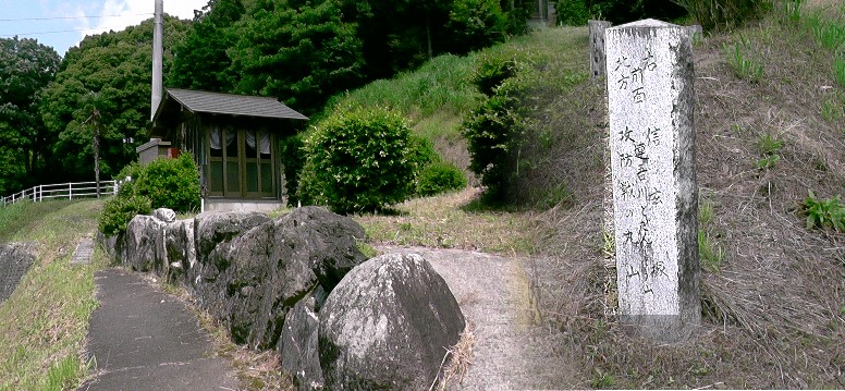 小幡隊の陣地跡のすぐ南に建つ黒畑阿弥陀堂と道標。