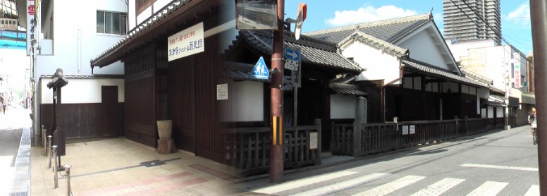 右：草津宿本陣、左：草津宿歴史館、2010,5,31日撮影 草津宿本陣