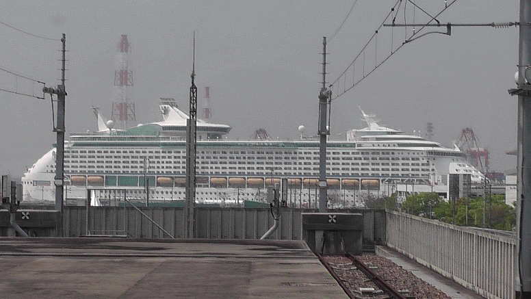 2014,4,25金城埠頭入港、同日16時30分出港のボイジャー・オブ・ザ・シーズ号 137,276トン、311m、定員:3114人。 ボイジャー・オブ・ザ・シーズ号