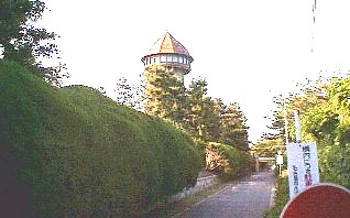 日泰寺北にあります東山配水塔です。昭和初期の建物で 戦前には市内でちょっと高い場所からでしたらよく見えた。