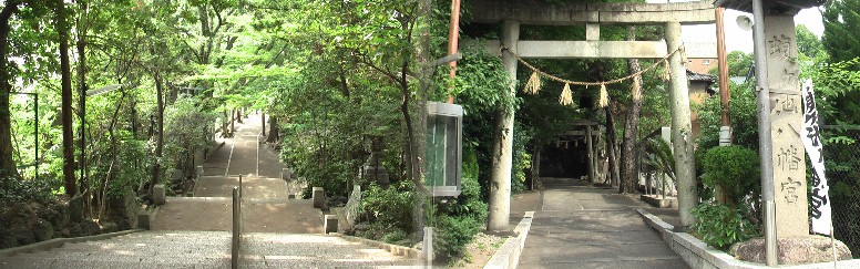 深山幽谷に迷い込んだような錯覚に陥らす蝮ケ池八幡宮。３００ｍ南に行けば 駅前４２階建て高層マンション建設中。 蝮ケ池八幡宮由緒記