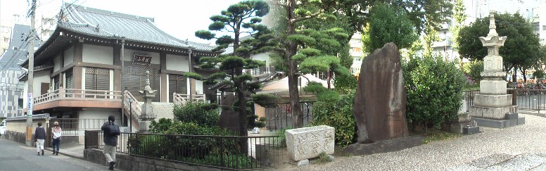 満年寺(曹洞宗)と境内の石碑。