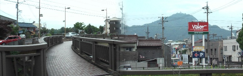 東丸橋(左)と橋から見る金華山山頂の岐阜城。 東丸橋