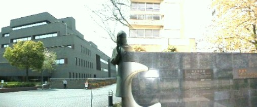 愛知県図書館(左)とJOCK名古屋ラジオ放送局跡