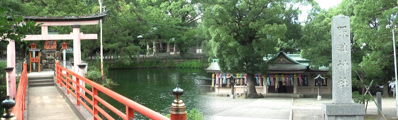 左は真清田神社境内の神池。神池麗水・説明拡大 右：真清田神社境内の服織神社・説明拡大