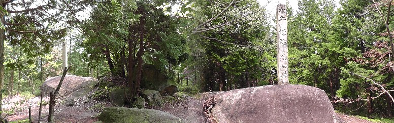 お城山山頂（標高２９８ｍ）の「松平城址 愛知県」と刻まれています。